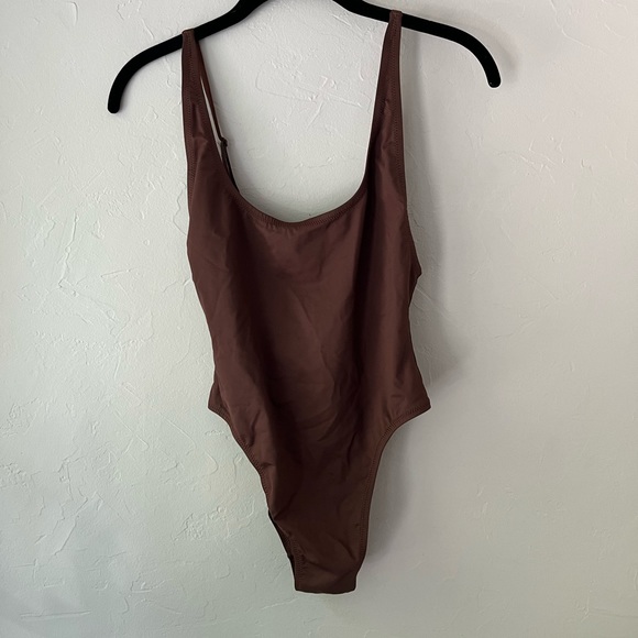 🤎SKIMS SWIM SCOOP NECK ONE PIECE SWIMSUIT IN COCOA XS L - Picture 4 of 5